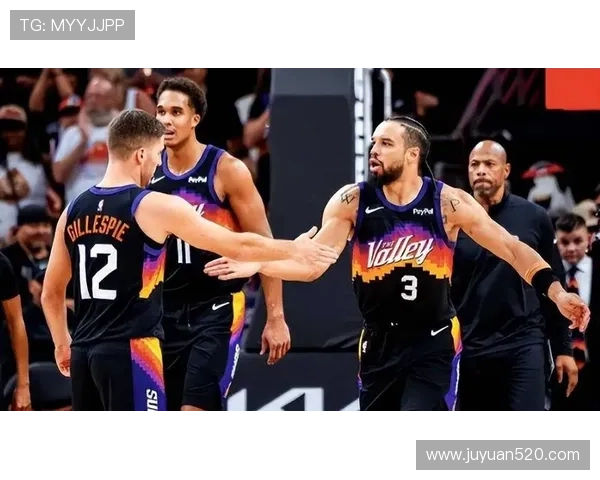 古德温称赞布克为天生竞争者强调其在球队中的领导力与严格要求